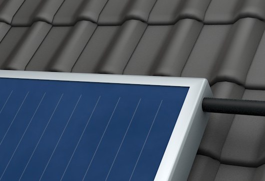 Solaranlage auf dem Dach mit wärmetragender Rohrleitung