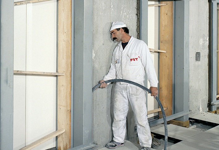 Handwerker arbeitet in Rohbau