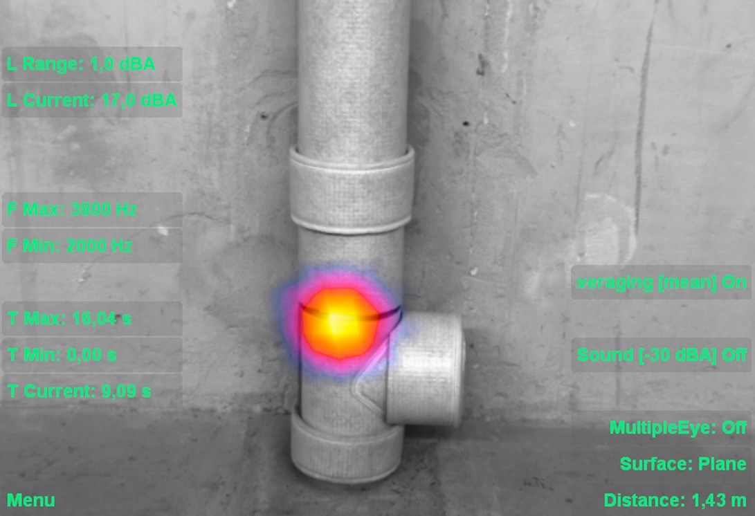 Gedämmtes Abwasserrohr mit Daten aus Schallprüfung und Kameraanzeige, die Schallverteilung sichtbar macht